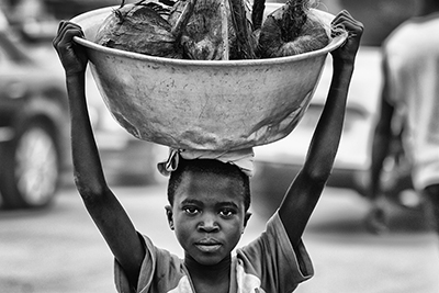 Junge auf einem Markt in Madina